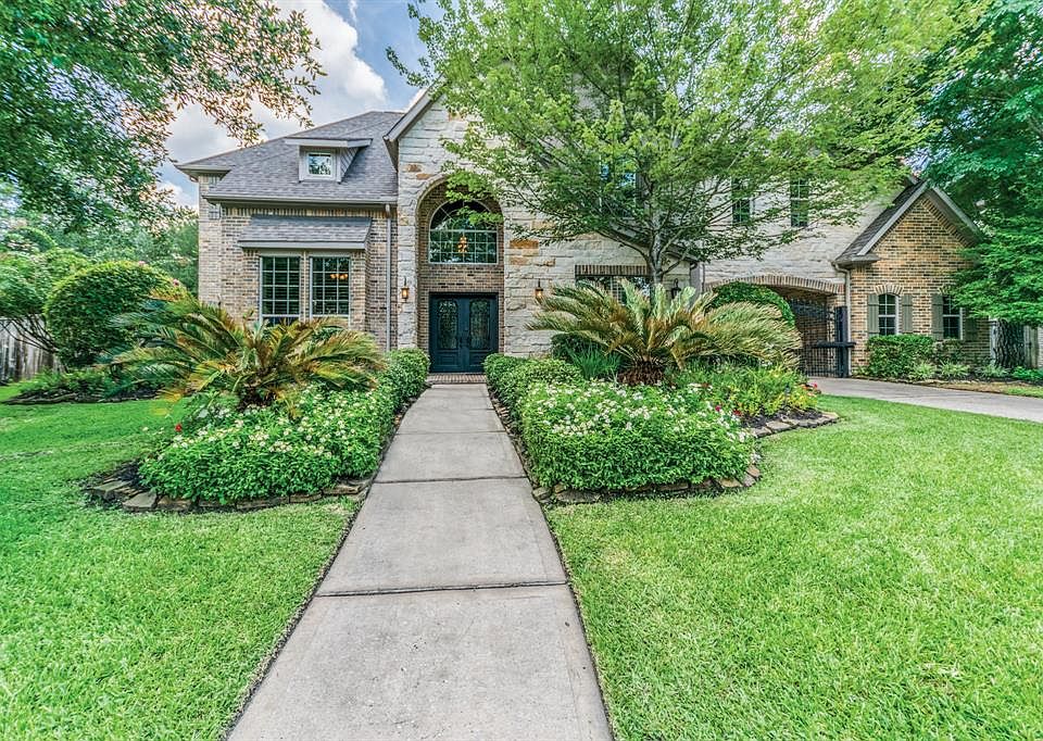 Gorgeous Converty home with stacked stone front elevation walking distance to lake, main Rec center, tennis courts and park.