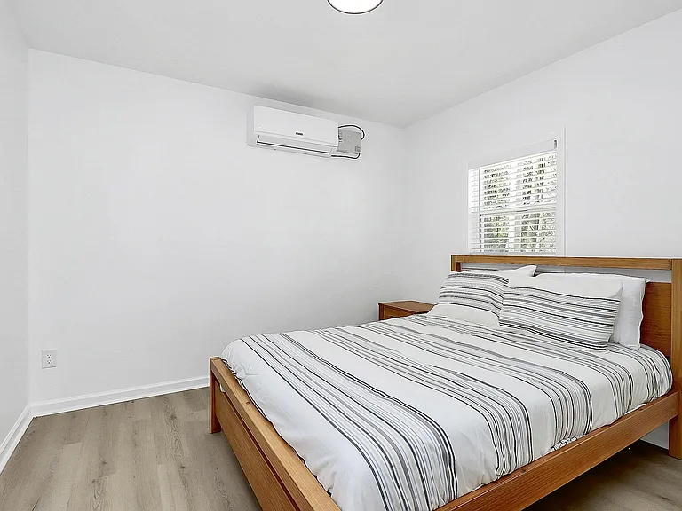 Ivanhoe Pl — Photo 2