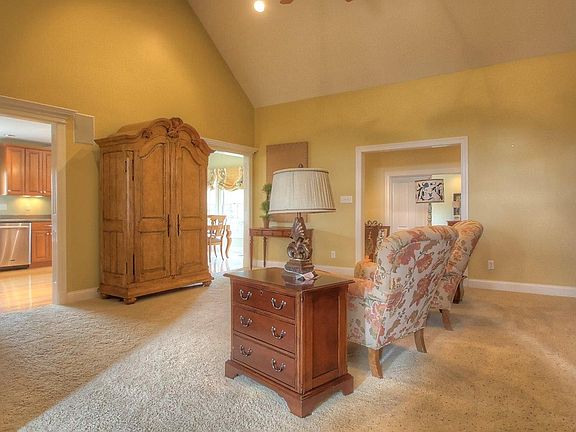 4th image of 134 Emerald Dr