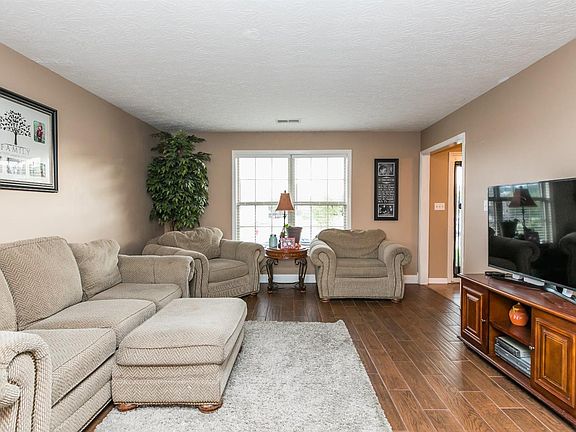 3rd image of 305 Thames Cir