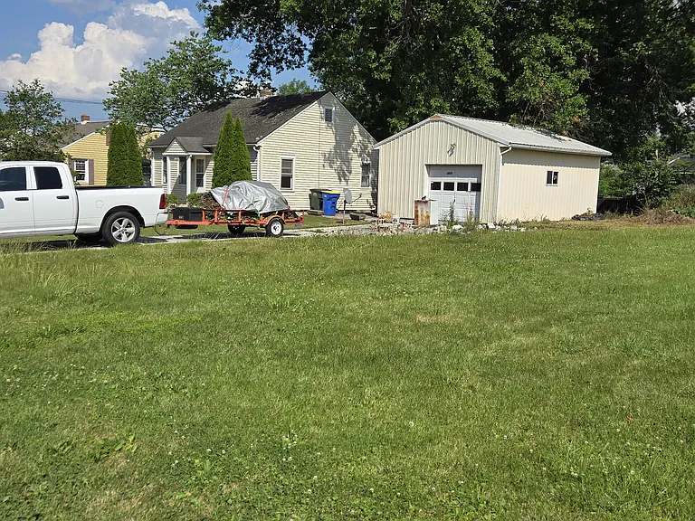 1875 Poplar Rd — Photo 2