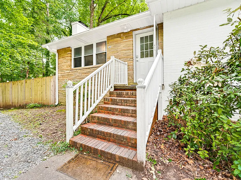 102 Nottingham Ln — Photo 29