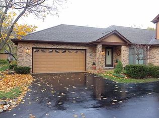 126 Country Club Dr, Bloomingdale, IL 60108
