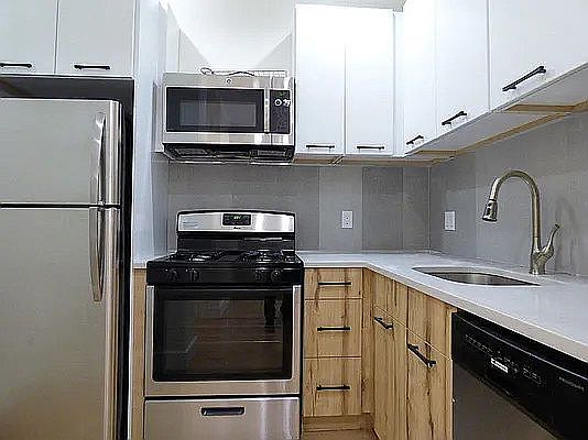 3rd image of 924 De Kalb Ave #1R