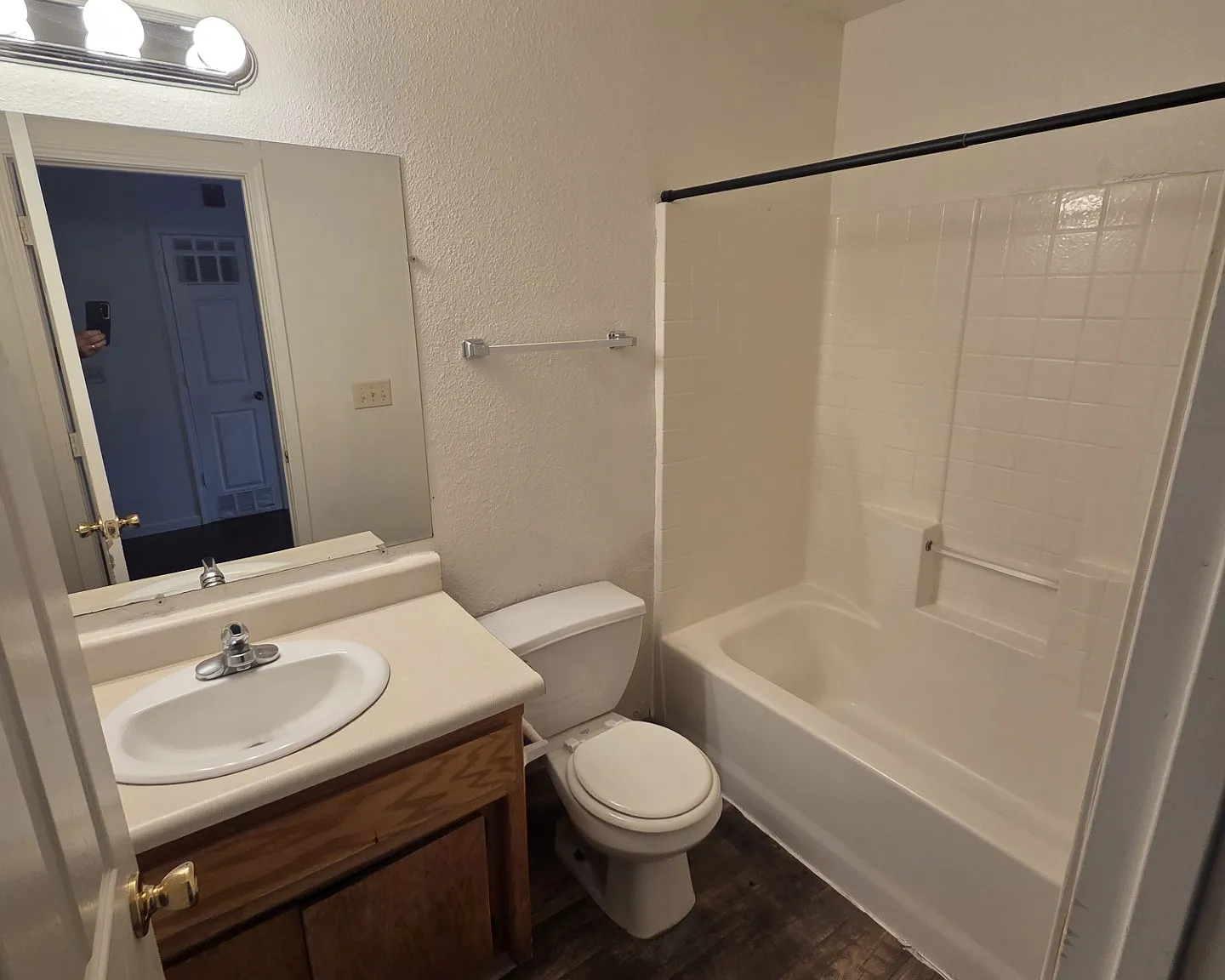 2 bed, $1,050 — Photo 4