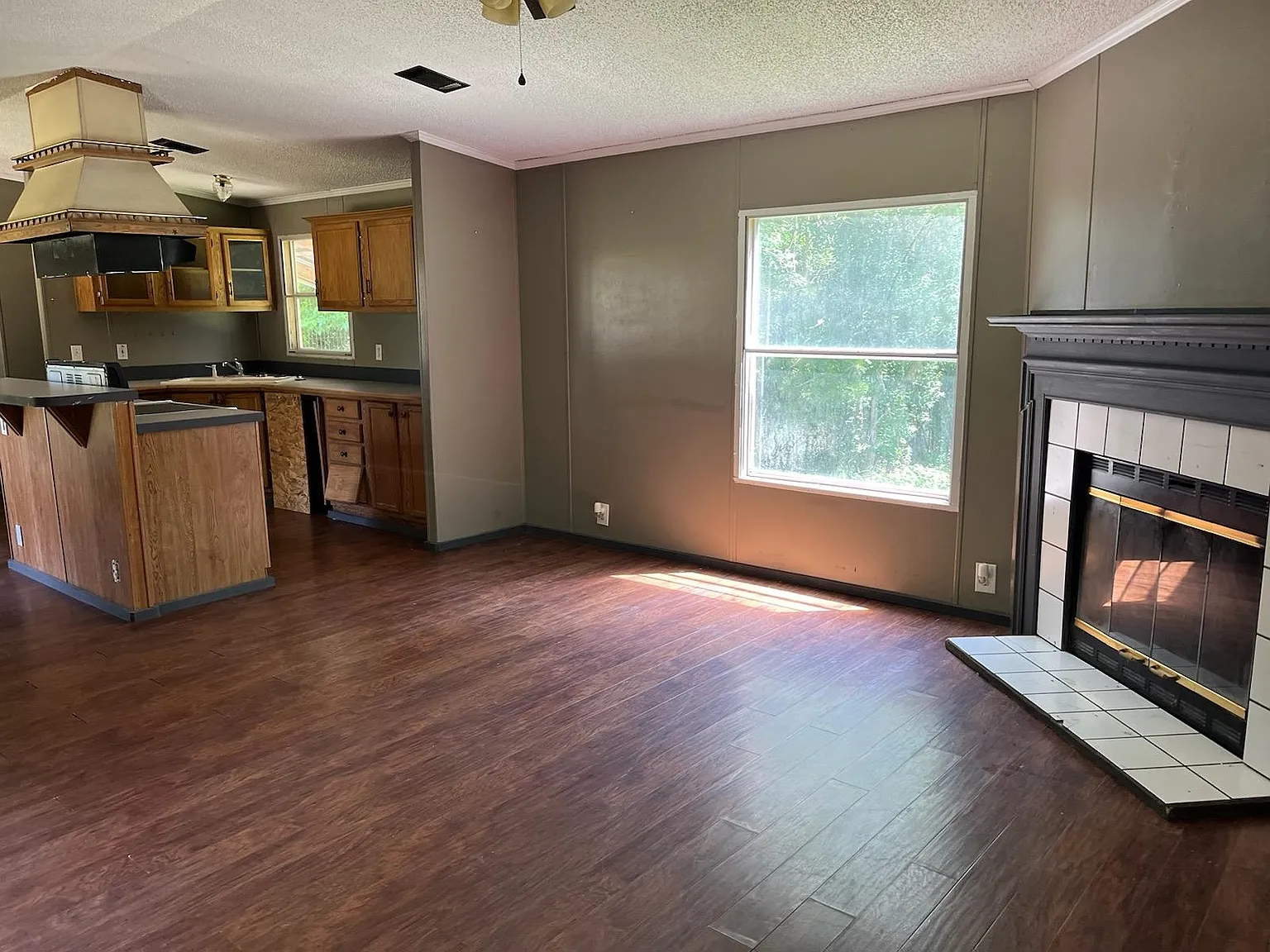 3 bed, 2.0 bath, 1216 sqft, $1,200 — Photo 2