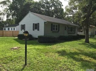287 Whittier Dr, Mastic Beach, NY 11951