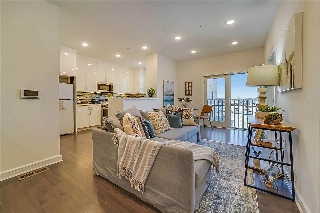 Lincoln Manor Condominium — Photo 2