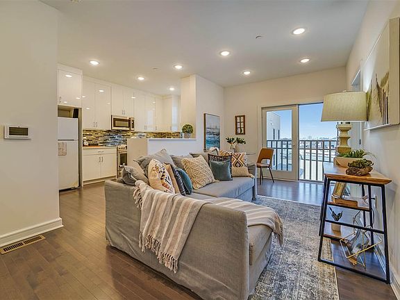 2nd image of 972 Summit Ave #408