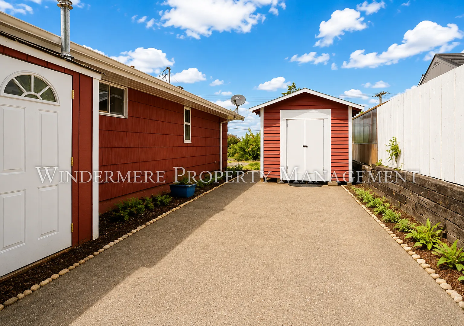 Three Bed Rambler on large fenced corner lot with patio — Photo 2