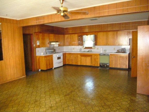 SPACIOUS KITCHEN