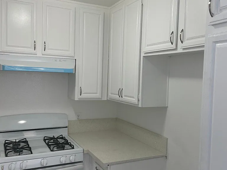 333 W Lexington Dr — Photo 3