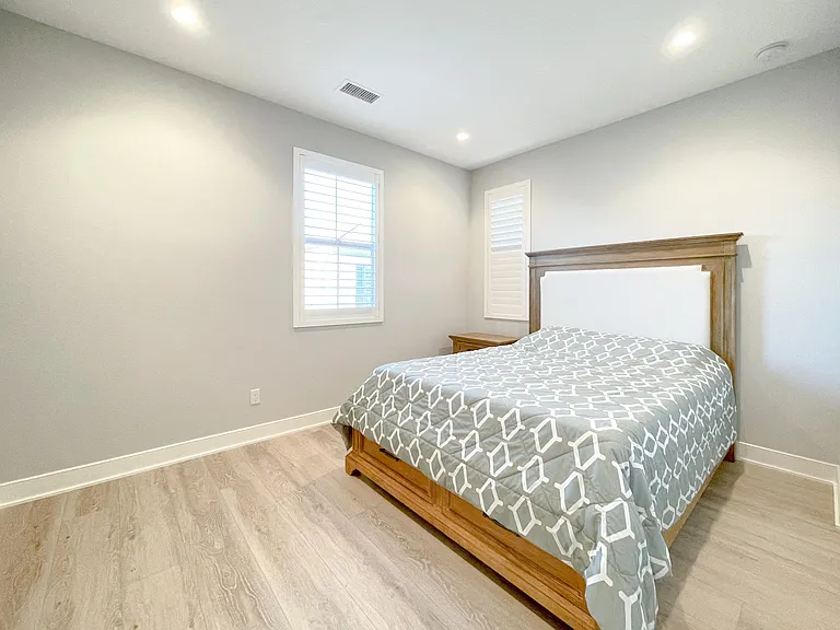 191 Plum Lily — Photo 19