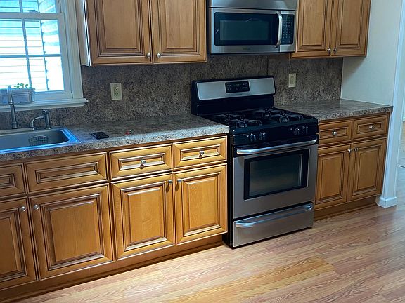 3rd image of 1142 Forest Ave Floor 1