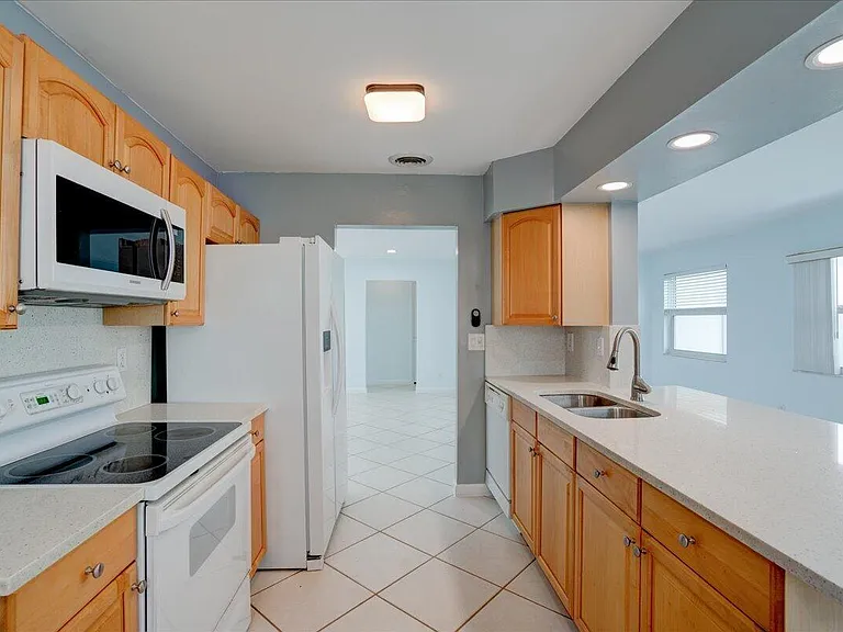 2086 SW 12th Ave — Photo 10