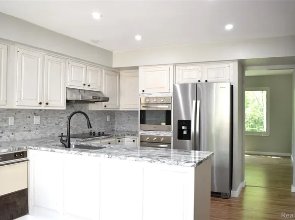 2073 Bordeaux St, West Bloomfield, MI 48323