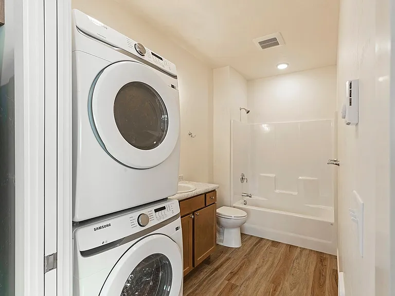 909 Poplar St #B — Photo 14