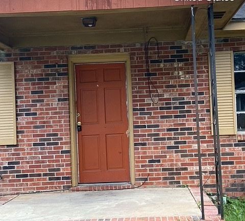2nd image of 1654 McArthur St