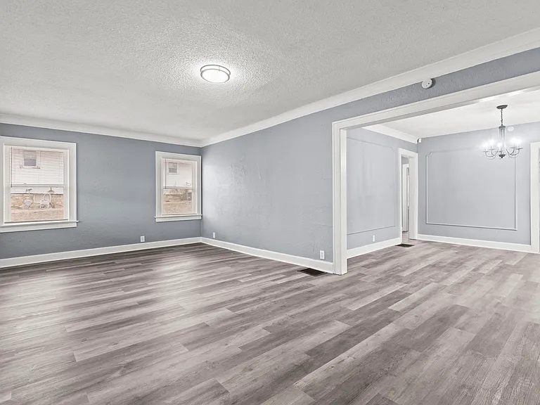 4437 Wayne Ave — Photo 5