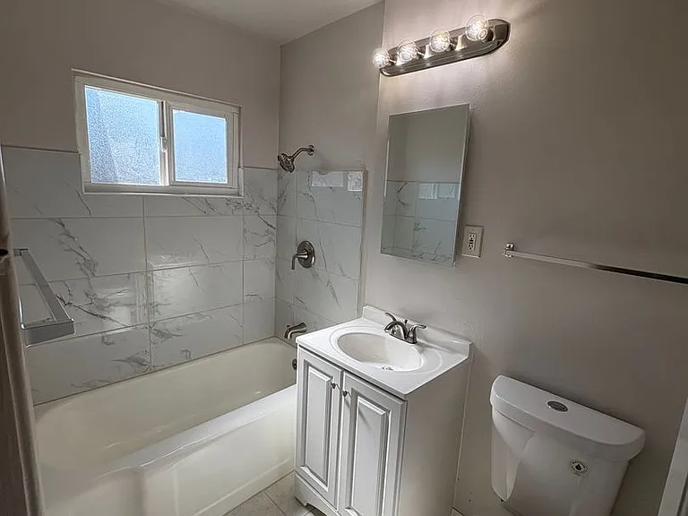 524 Carpenter St — Photo 2