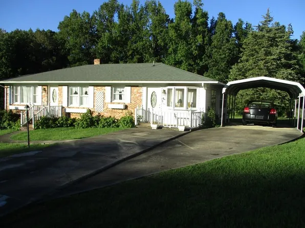 1062 E Oak Hill Dr, Halifax, VA 24558