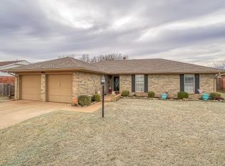 104 Rawlings Dr, Clinton, OK 73601