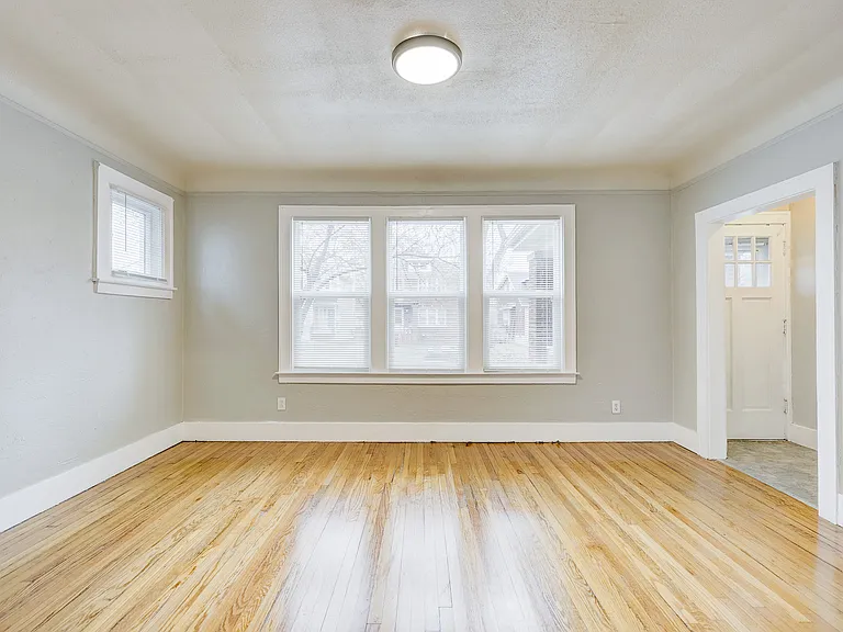338 E Webster Ave — Photo 4