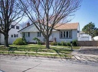 620 Rutherford Dr, Seaford, NY 11783