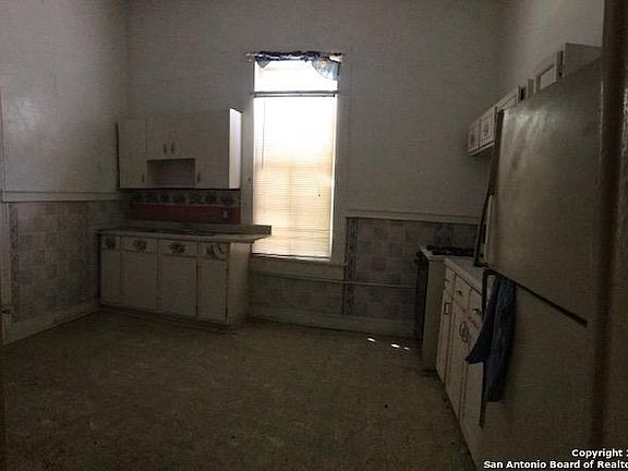 5th image of 126 Camargo St