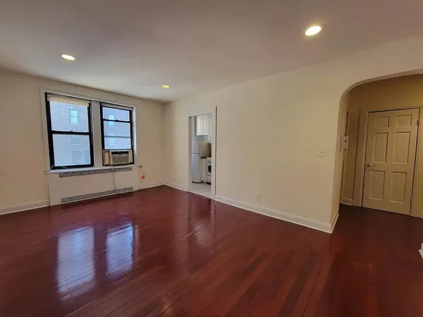 150 West 21st Street image 1 of 6