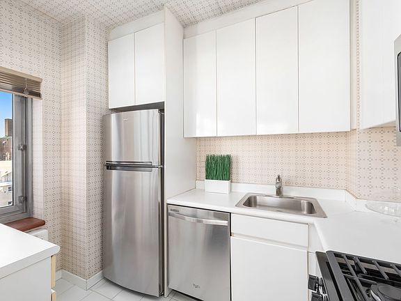 4th image of 188 E 64th St APT 2005