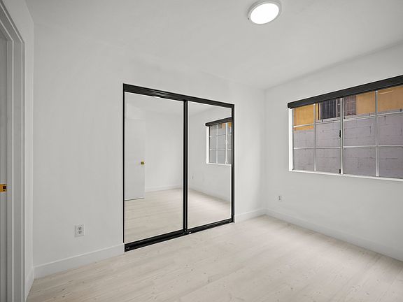 4th image of 920 Everett St #8