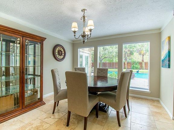 Light and Bright!! Beautiful view of the pool