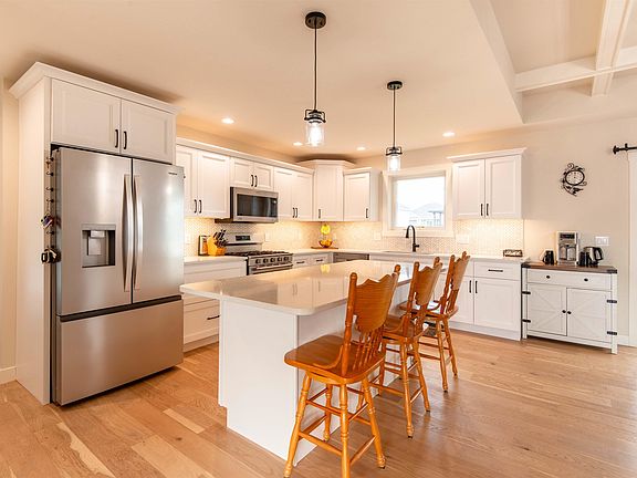 4th image of 310 Solomia Ct