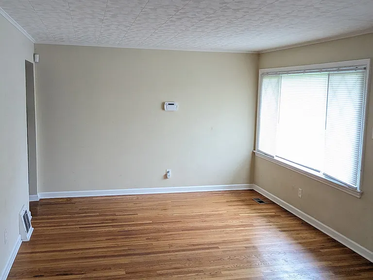 9226 Guthrie Ave — Photo 2