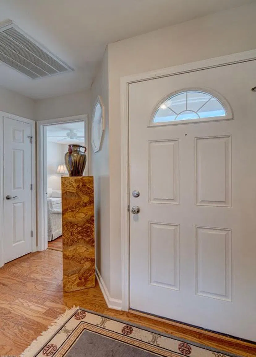 1040 Bridgeport Way — Photo 2