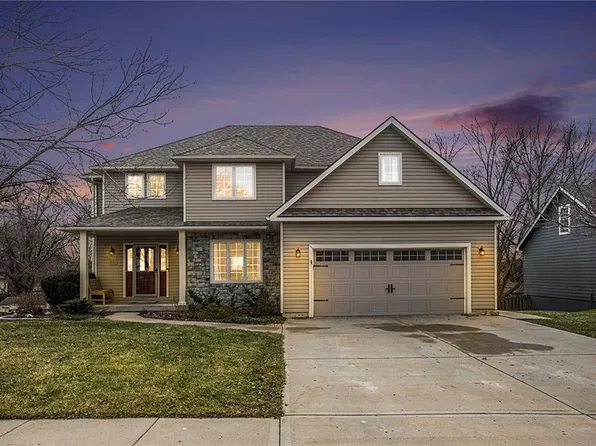 899 Hillcrest Ln, Lansing, KS 66043