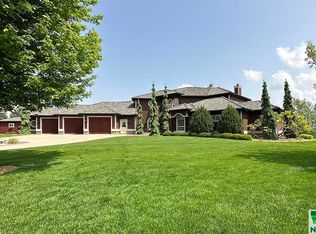 1416 Crown Ridge Dr, Sioux Center, IA 51250