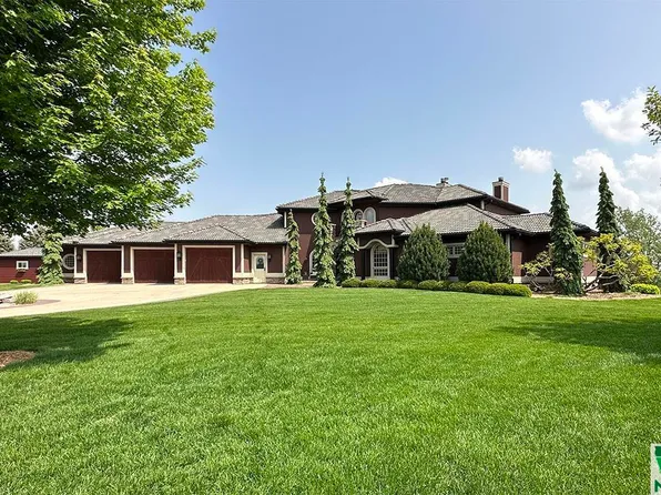 1416 Crown Ridge Dr, Sioux Center, IA 51250