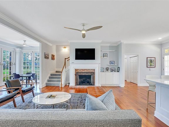 5th image of 8 E Cottage Cir