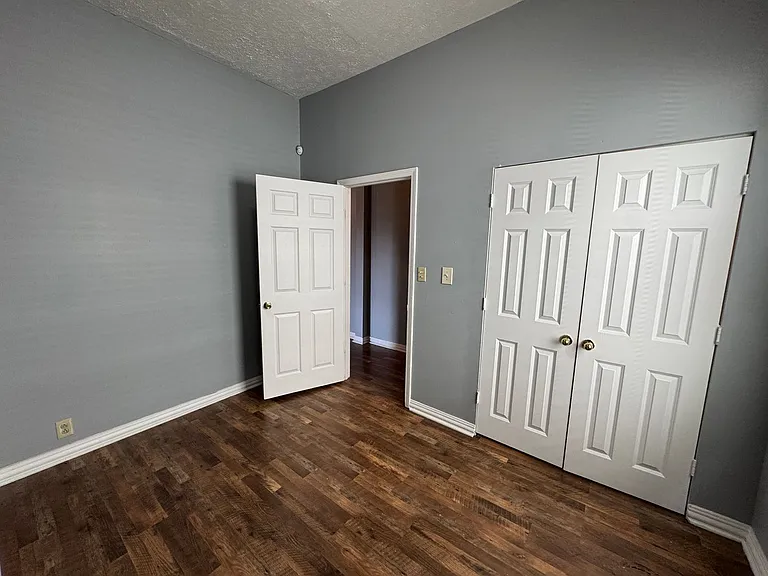 802 Iowa St — Photo 12