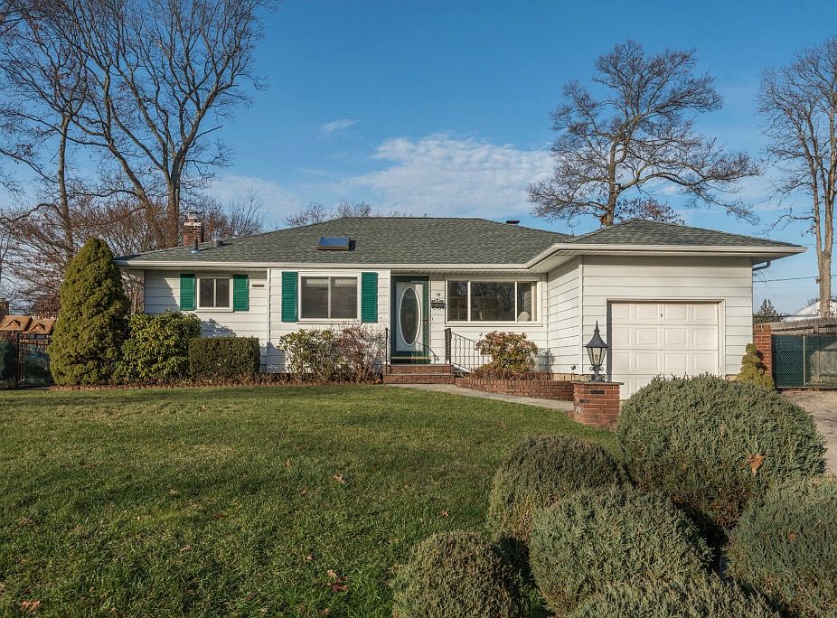 1st image of 13 Brook Ln