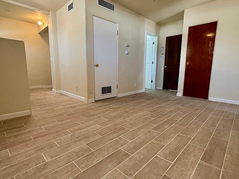 340 N Wayside Dr #C — Photo 3