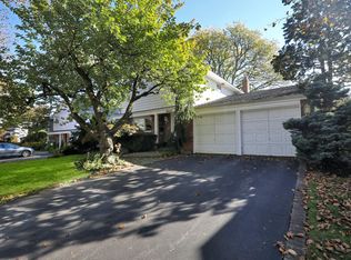 11 Heathcote Dr, Albertson, NY 11507