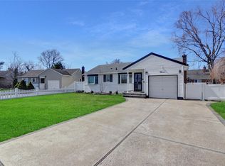 12 Oxford Ln, Bethpage, NY 11714