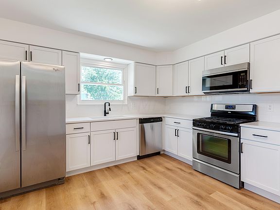 4th image of 469 Deerwood Ave E