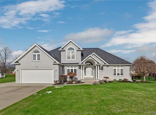 7266 Edgewater Cir, North Tonawanda, NY 14120