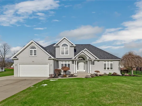 7266 Edgewater Cir, North Tonawanda, NY 14120