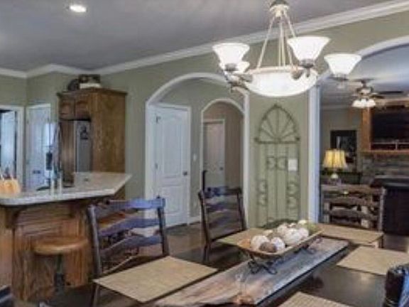 Eat-in Kitchen