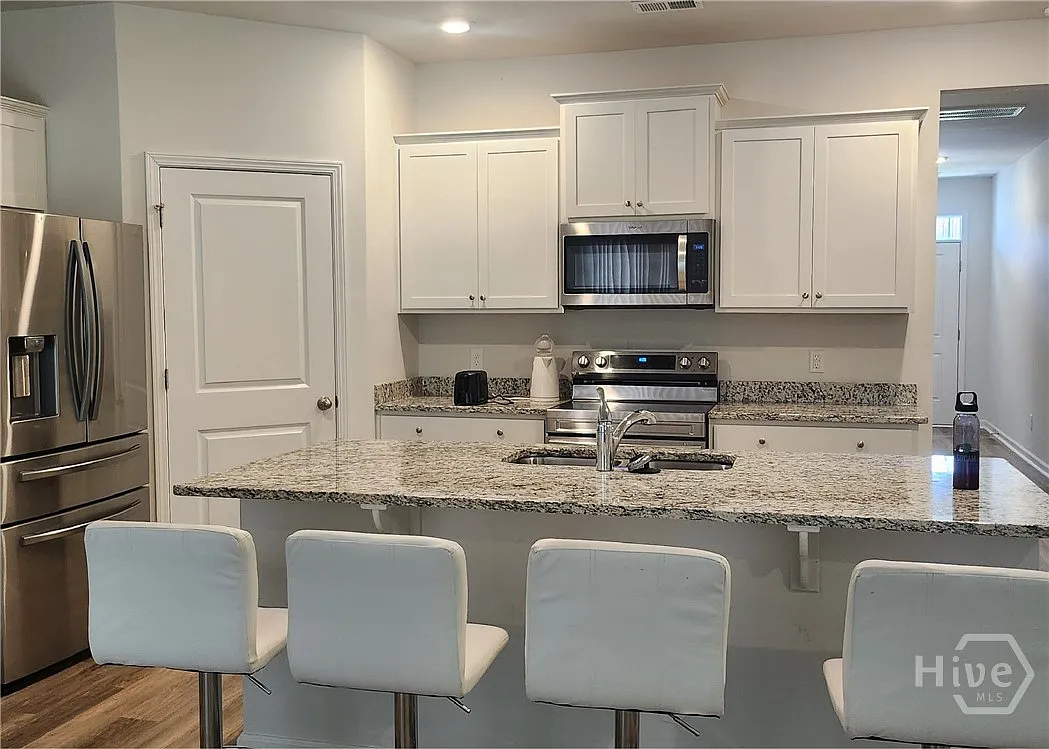4 bed, 2.0 bath, 1774 sqft, $2,500 — Photo 4